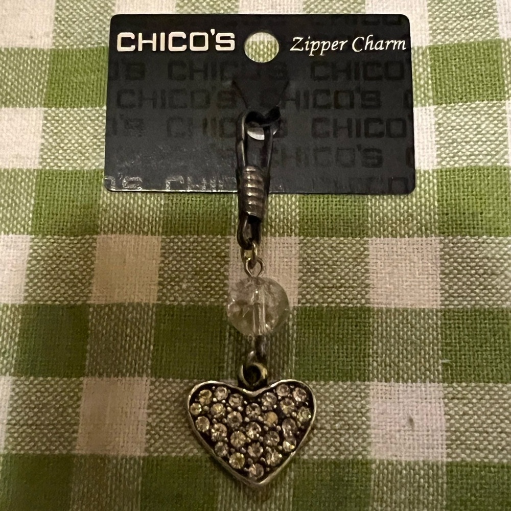 NWT CHICO’S HEART ZIPPER CHARM.